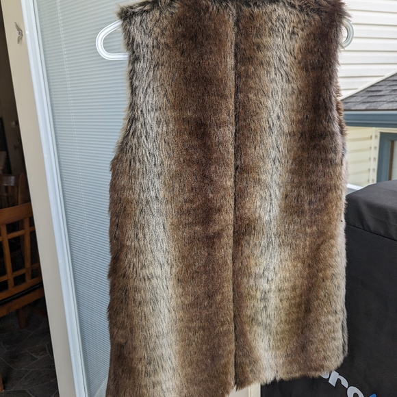 Vera Moda Faux Fur Vest - Picture 2 of 3
